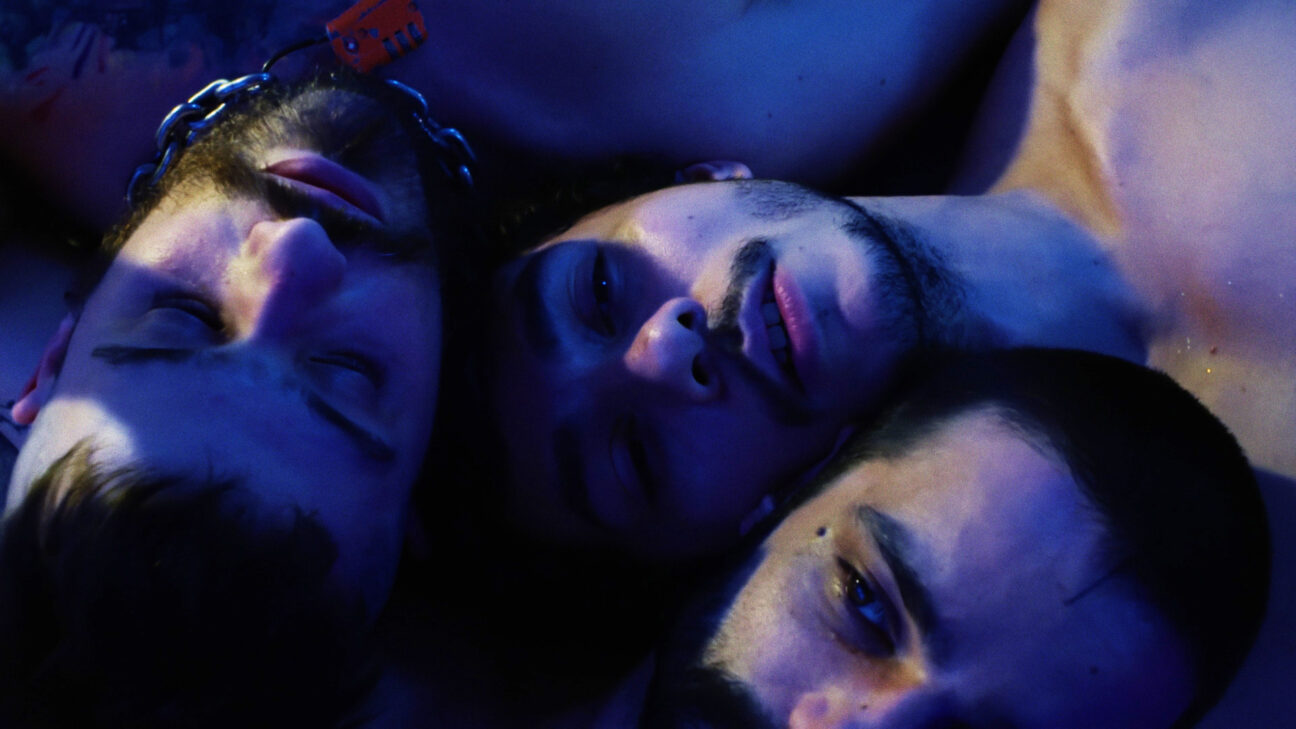 Still de A Paixão Segundo G.H.B.: três homens deitados juntos